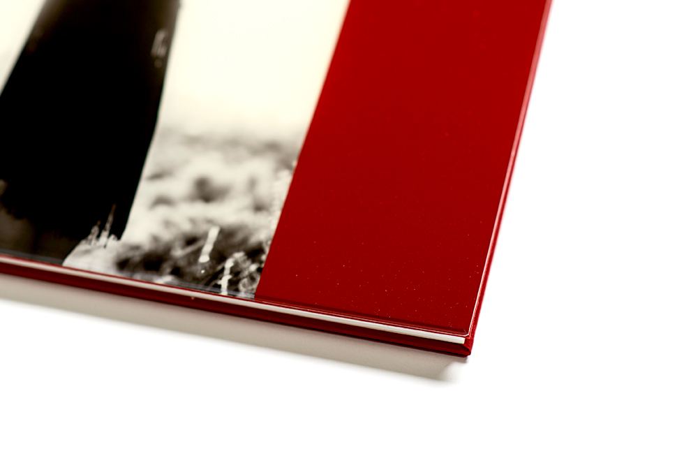 AsukaBook Cosmopolitan Photo Album Detail of the red acrylic cover
