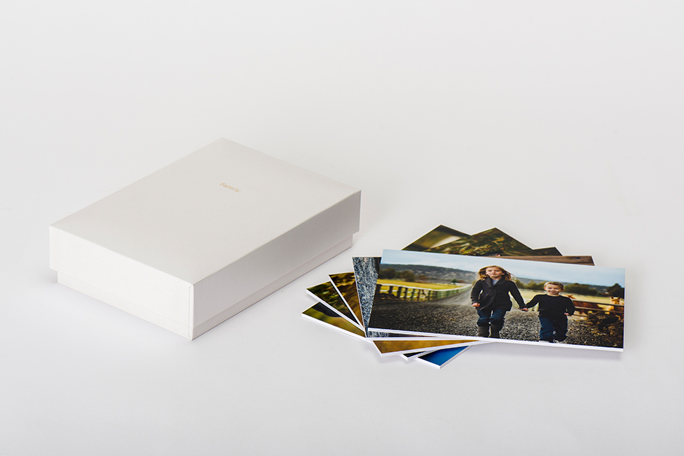AsukaBook Photo Gallery Box comes with 12 5x7 mounted images